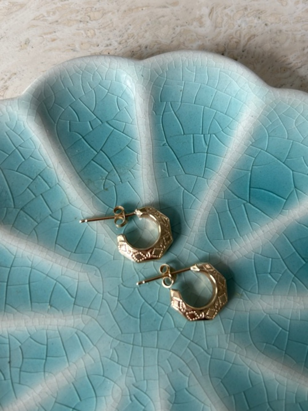 14K Gold Diamond Shaped Huggie Hoop Earrings Vintage